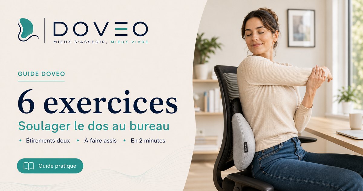 Femme faisant un étirement doux du dos, assise à son bureau avec un coussin lombaire DOVEO