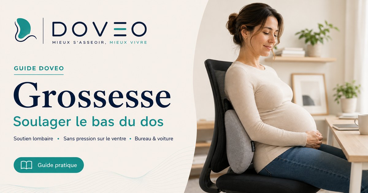 Femme enceinte assise à son bureau, bas du dos soutenu par le coussin lombaire DOVEO
